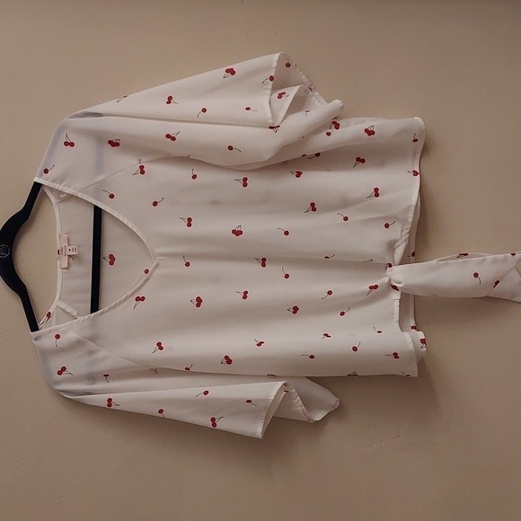 COMO VINTAGE Short Sleeve VNeck Cherry Print Pullover Top - Picture 2 of 10